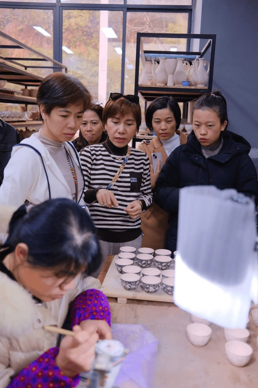 Witnessing firsthand the meticulousness in every stroke at the pottery workshop. Here, the young generation of fine arts students not only 'keep the flame' of traditional techniques alive but also breathe modern design into exquisite products, ready to conquer the market.