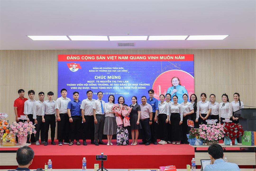 Chi bộ 8 tặng hoa chúc mừng