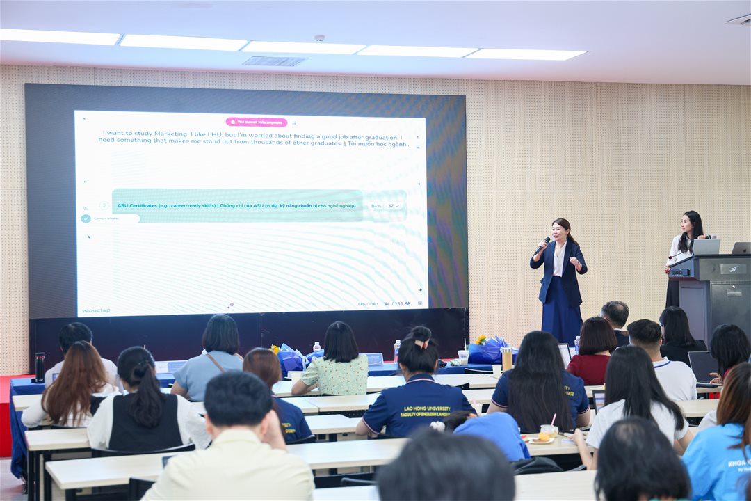 LHU tăng cường quốc tế hóa cùng Workshop “Powered by ASU – Cơ hội học tập quốc tế từ LHU”  Chiều ngày 13/5/2026, Trường Đại học Lạc Hồng (LHU) đã tổ chức workshop tập huấn “Powered by ASU – Cơ hội học tập quốc tế từ LHU” tại hội trường A301, cơ sở 1 của Nhà trường. Chương trình hướng đến việc giới thiệu mô hình đào tạo theo chuẩn quốc tế, đồng thời giúp cán bộ, giảng viên và đội ngũ tuyển sinh hiểu rõ hơn về định hướng hội nhập giáo dục toàn cầu mà LHU đang triển khai thông qua hợp tác với Arizona State University (ASU – Hoa Kỳ). Hình 1.  Chương trình có sự tham dự của PGS.TS Nguyễn Thanh Lâm – Phó Hiệu trưởng Nhà trường, cùng đại diện lãnh đạo các khoa, phòng, ban, trung tâm và toàn thể cán bộ, giảng viên, cộng tác viên tham gia công tác tuyển sinh tại Trường. Đặc biệt, chương trình có sự góp mặt của ông Kevin Lowrence – Giám đốc Chương trình Liên kết quốc tế, Cintana Education và Bà Jeannie Wong – Giám đốc Tuyển sinh, Cintana Education. Hình 2. Ông Kevin Lowrence – Giám đốc Chương trình Liên kết quốc tế, Cintana Education chia sẻ về xu hướng giáo dục và mô hình đào tạo quốc tế.  Workshop được tổ chức trong bối cảnh LHU đang từng bước triển khai chương trình Powered by ASU (PBA) sau khi chính thức tham gia Liên minh Cintana cùng Arizona State University (ASU – Hoa Kỳ). Đây là hoạt động nhằm cập nhật xu hướng giáo dục quốc tế, đồng thời nâng cao năng lực triển khai công tác đào tạo, tuyển sinh và truyền thông theo định hướng hội nhập toàn cầu của Nhà trường. Hình 3. Bà Jeannie Wong – Giám đốc Tuyển sinh, Cintana Education chia sẻ tại chương trình. Tại chương trình, đại diện Cintana Education đã giới thiệu tổng quan về Arizona State University (ASU), ý nghĩa và giá trị của chương trình Powered by ASU tại LHU. Các nội dung chia sẻ tập trung vào xu hướng giáo dục hiện đại, kỹ năng cần thiết của công dân toàn cầu, trải nghiệm học tập theo định hướng quốc tế cũng như cơ hội phát triển dành cho sinh viên trong môi trường giáo dục hội nhập. Hình 4.  Bên cạnh đó, workshop còn mang đến nhiều góc nhìn thực tế thông qua phần chia sẻ từ đại diện các khoa về hành trình triển khai chương trình, trải nghiệm học tập và các hoạt động truyền thông liên quan đến Powered by ASU tại LHU. Đây cũng là dịp để đội ngũ cán bộ, giảng viên và cộng tác viên tuyển sinh hiểu rõ hơn về thông điệp cốt lõi, định hướng phát triển quốc tế của Nhà trường trong giai đoạn mới. Hình 5. (HÌNH ĐẠI DIỆN) Thông qua sự kiện, LHU tiếp tục khẳng định định hướng đẩy mạnh quốc tế hóa giáo dục, mở rộng môi trường học tập hiện đại và nâng cao trải nghiệm cho sinh viên theo tiêu chuẩn quốc tế.