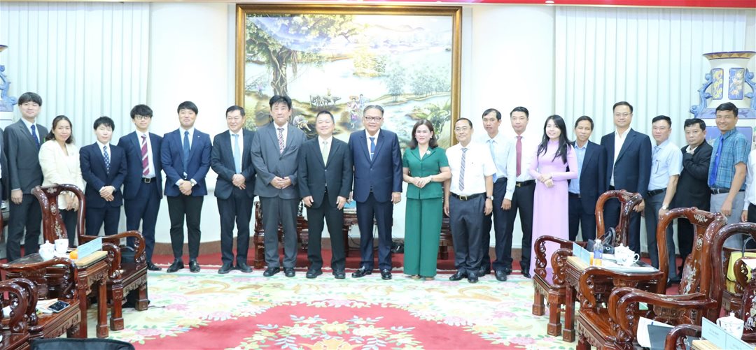 Đoàn công tác tỉnh Ehime chụp ảnh cùng lãnh đạo tỉnh Đồng Nai