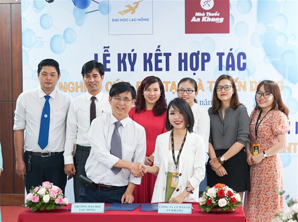 Nhằm tăng cường hợp tác, kết nối doanh nghiệp với hoạt động giáo dục - đào tạo ngành Dược theo định hướng ứng dụng, Khoa Dược Đại học Lạc Hồng luôn "vẽ" cho mình những hướng đi riêng cùng doanh nghiệp và kiên định cùng hướng đi hợp tác nghiên cứu và tuyển dụng cùng doanh nghiệp. Nhờ đó mang về rất nhiều cơ hội việc làm và học tập thực tế cho sinh viên. Nhờ đó, Trường Đại học Lạc Hồng vừa có thêm đối tác mới vào sáng ngày 11/03 vừa qua. Đối tác lần này là Công ty Cổ phần bán lẻ Dược phẩm An Khang - Tập đoàn Thế Giới Di Động. 