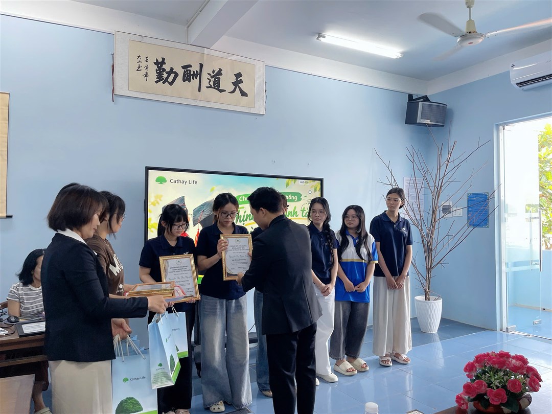 Đại diện doanh nghiệp trao chứng nhận học bổng cùng quà tặng cho các sinh viên Ngôn ngữ Trung Quốc.