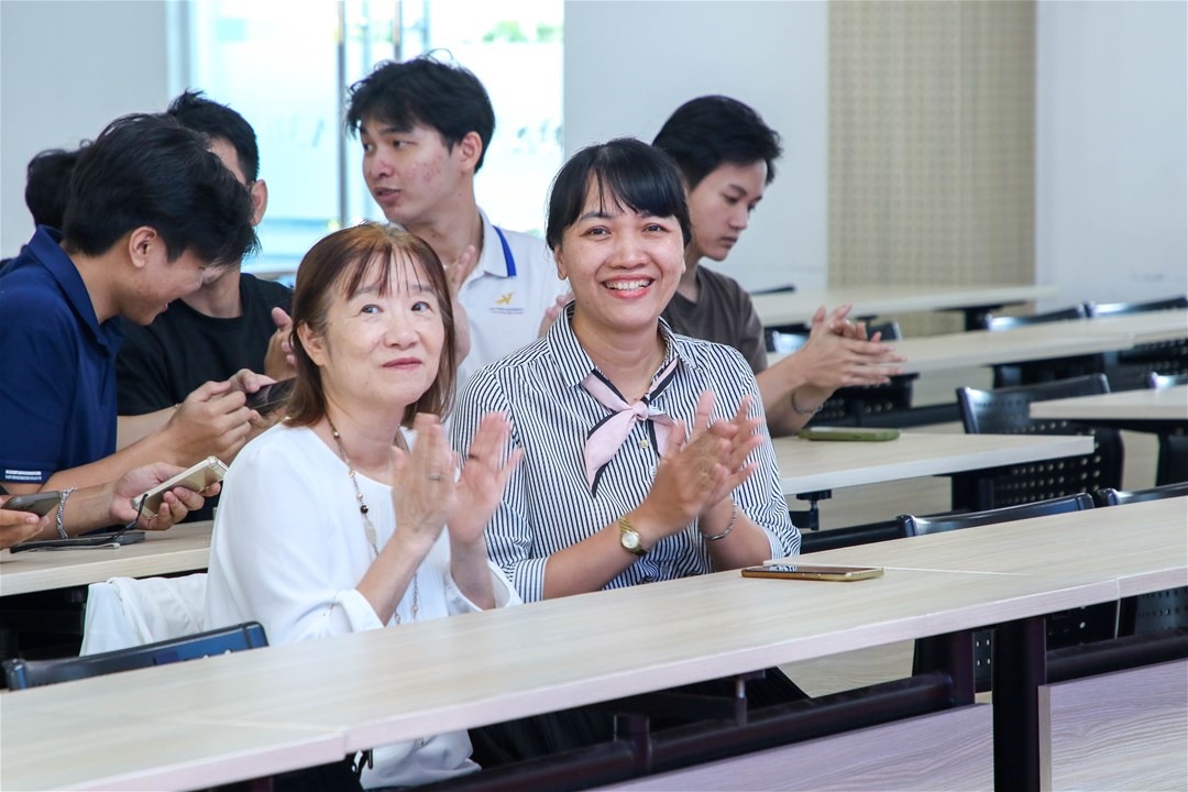 Giảng viên ngành Nhật Bản