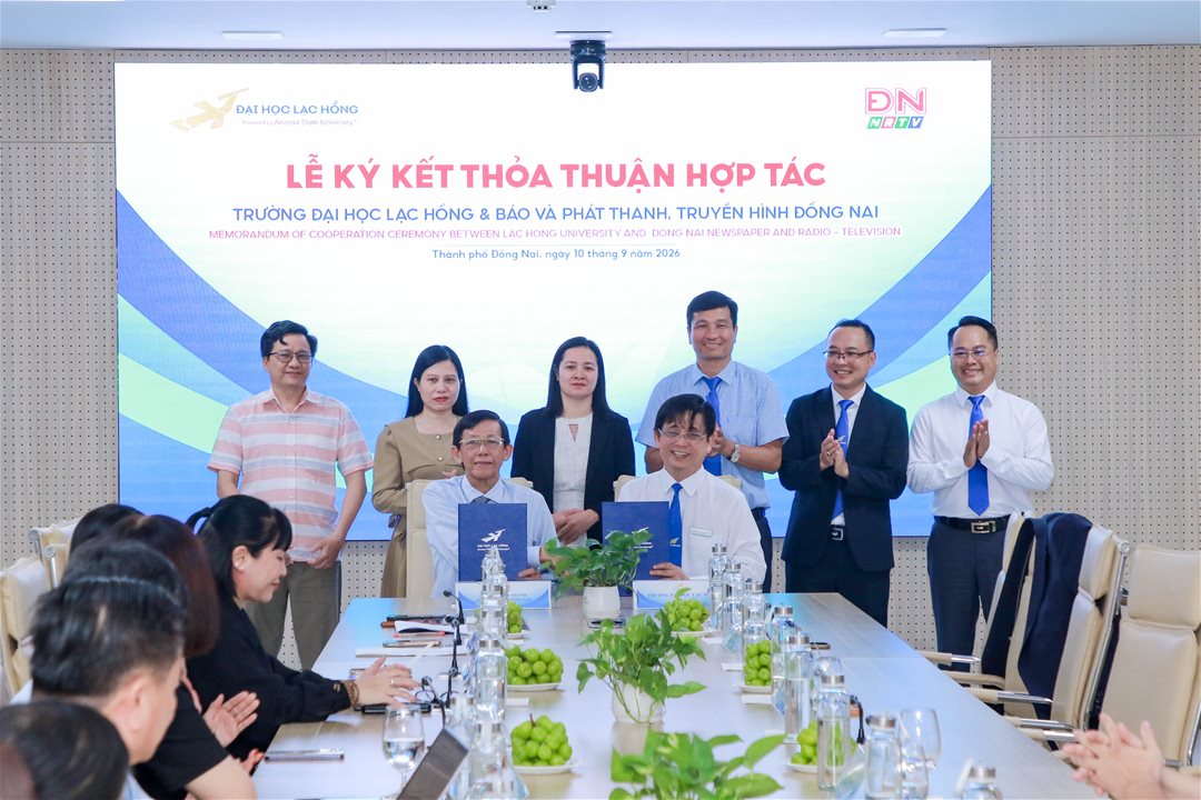 Đại diện lãnh đạo Trường đại học Lạc Hồng và Báo và Phát thanh, Truyền hình Đồng Nai thực hiện nghi thức ký kết thỏa thuận hợp tác.